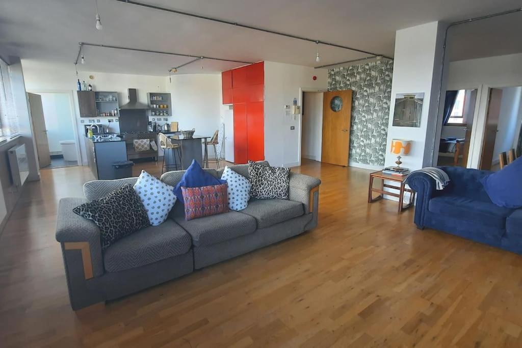 Trendy, Urban Open Plan Apartment Bristol Bagian luar foto