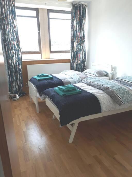 Trendy, Urban Open Plan Apartment Bristol Bagian luar foto