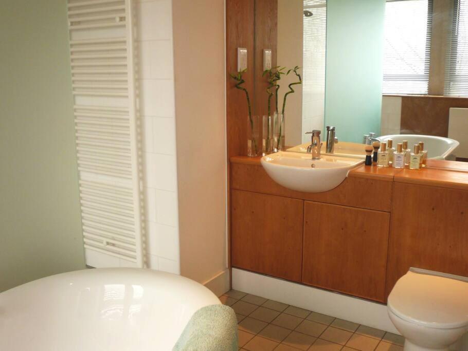 Trendy, Urban Open Plan Apartment Bristol Bagian luar foto