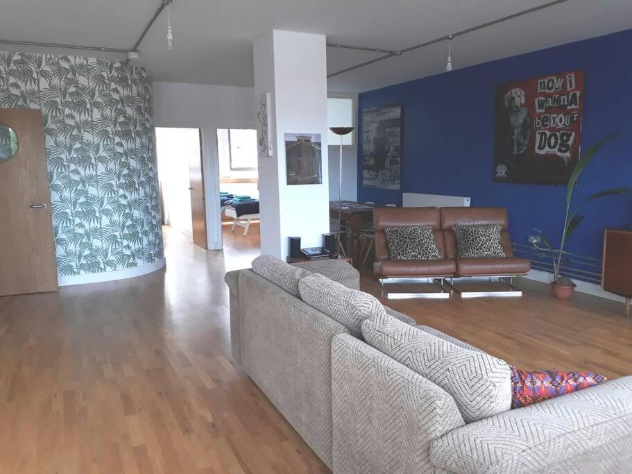 Trendy, Urban Open Plan Apartment Bristol Bagian luar foto