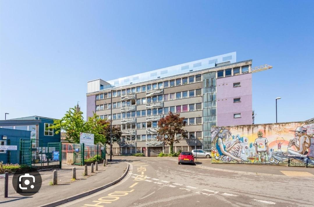Trendy, Urban Open Plan Apartment Bristol Bagian luar foto